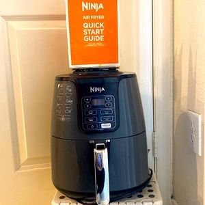 L@@K! NINJA AIR FRYER W/ Cook Guide 4QT